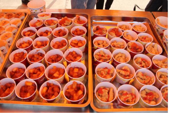 烹飪學(xué)子自制美食吸引師生嘗鮮，現(xiàn)場火爆