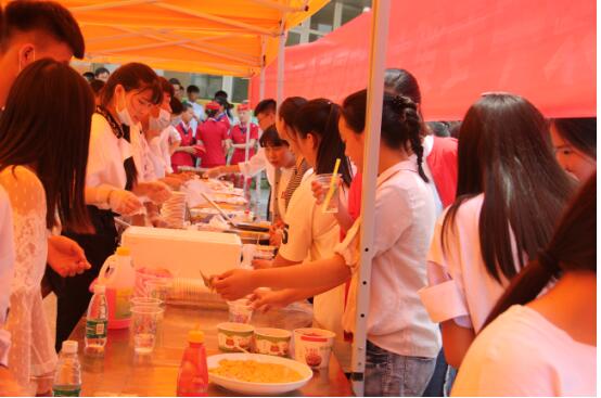 烹飪學(xué)子自制美食吸引師生嘗鮮，現(xiàn)場火爆
