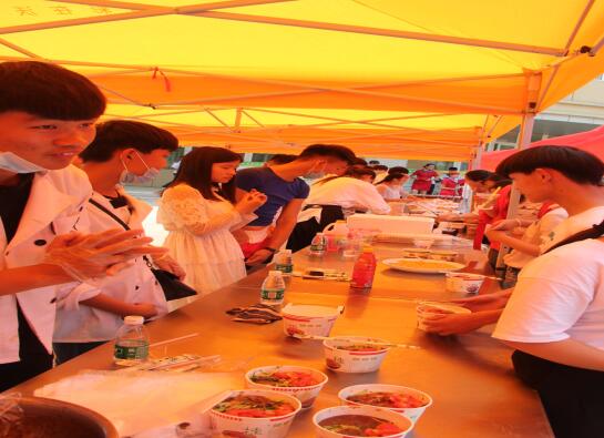 烹飪學(xué)子自制美食吸引師生嘗鮮，現(xiàn)場火爆