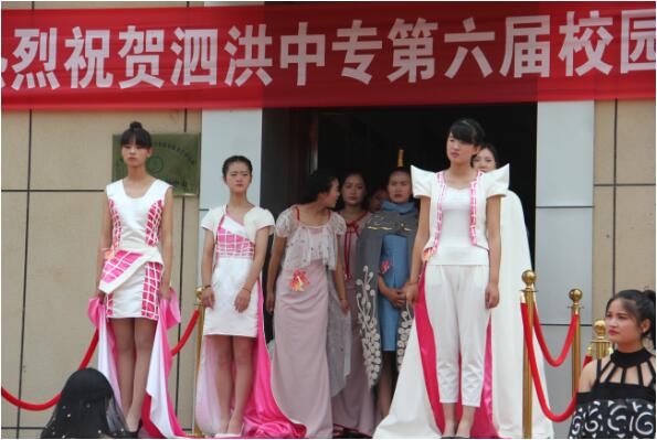 服裝學(xué)生設(shè)計創(chuàng)意服裝 校園模特T臺走秀飚時尚