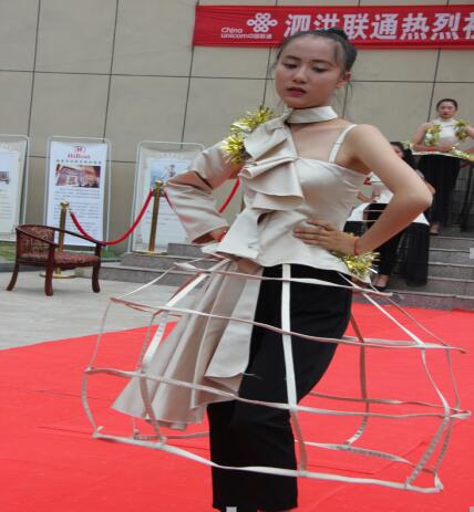 服裝學(xué)生設(shè)計創(chuàng)意服裝 校園模特T臺走秀飚時尚