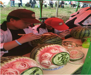 泗洪中專烹飪學(xué)子現(xiàn)場(chǎng)西瓜雕刻表演吸引市民駐足