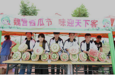 泗洪中專烹飪學(xué)子現(xiàn)場(chǎng)西瓜雕刻表演吸引市民駐足