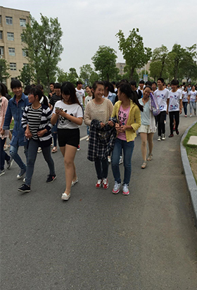 泗洪中專職教活動周系列宣傳稿件7 初中生走進(jìn)泗洪中專體驗觀摩職業(yè)教育