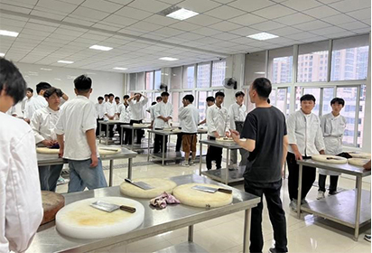 泗洪中專職教活動周系列宣傳稿件7 初中生走進(jìn)泗洪中專體驗觀摩職業(yè)教育