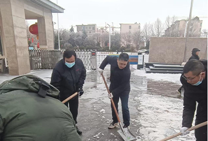 掃雪除冰 情暖校園——泗洪中專(zhuān)開(kāi)展鏟雪除冰行動(dòng)