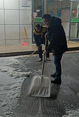 掃雪除冰 情暖校園——泗洪中專(zhuān)開(kāi)展鏟雪除冰行動(dòng)
