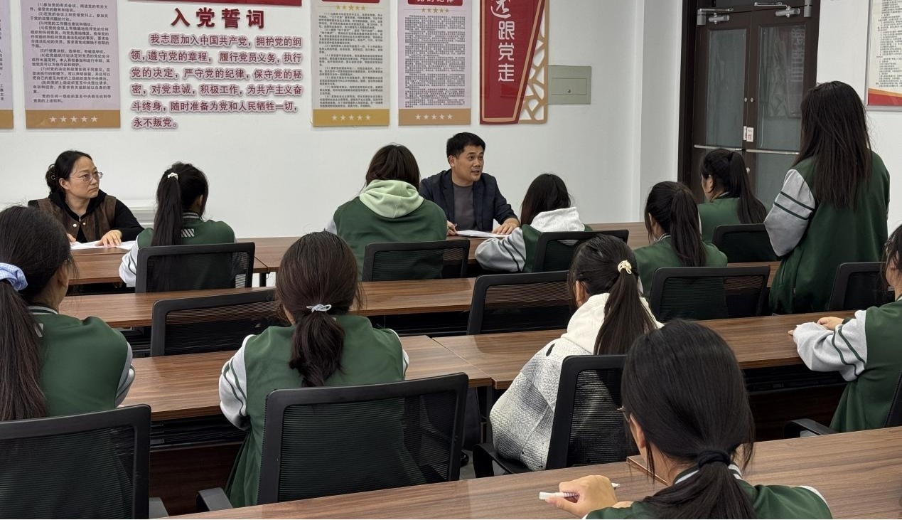 宿遷市職業(yè)學(xué)校綜合管理及德育督導(dǎo)標(biāo)準(zhǔn)執(zhí)行情況調(diào)研視導(dǎo)工作調(diào)研組來泗洪中專調(diào)研