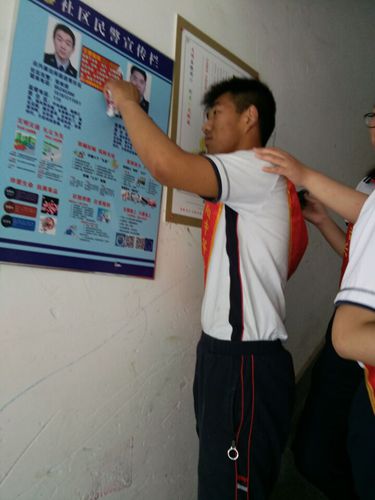泗陽中專學(xué)生志愿者到麗景河畔小區(qū)開展清潔家園活動