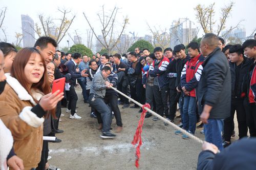 泗陽中專舉行教職工拔河比賽