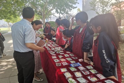 傳承指尖藝術(shù) 編織美好校園生活——泗陽中專服裝工程系編織藝術(shù)作品展售