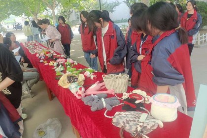 傳承指尖藝術(shù) 編織美好校園生活——泗陽中專服裝工程系編織藝術(shù)作品展售