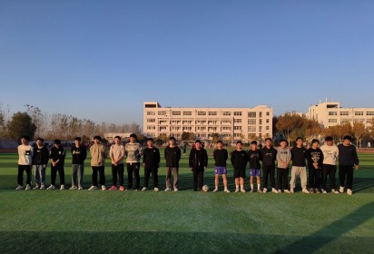 馳騁綠茵場 濃濃同學(xué)情 ——泗陽中專機(jī)電工程系2022級高職機(jī)電舉行足球聯(lián)誼賽
