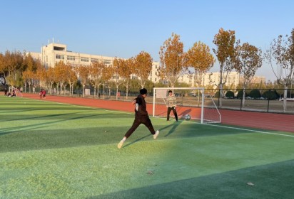 馳騁綠茵場 濃濃同學(xué)情 ——泗陽中專機(jī)電工程系2022級高職機(jī)電舉行足球聯(lián)誼賽