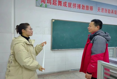 快樂變魔術(shù)  歡笑迎新年 ——泗陽中專高考I部教師迎新晚會(huì)節(jié)目排練緊張排練中