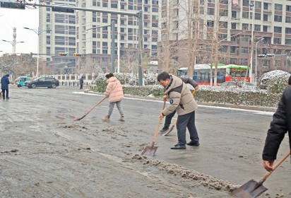 以雪為令，迎雪而上，暖心護行  ——泗陽中專積極開展掃雪除冰活動