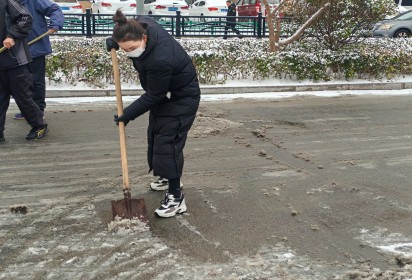 以雪為令，迎雪而上，暖心護行  ——泗陽中專積極開展掃雪除冰活動