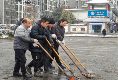以雪為令，迎雪而上，暖心護行  ——泗陽中專積極開展掃雪除冰活動