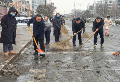 以雪為令，迎雪而上，暖心護行  ——泗陽中專積極開展掃雪除冰活動