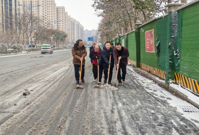 以雪為令，迎雪而上，暖心護行  ——泗陽中專積極開展掃雪除冰活動