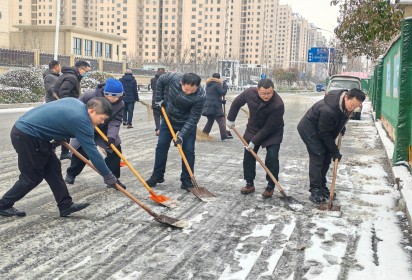 以雪為令，迎雪而上，暖心護行  ——泗陽中專積極開展掃雪除冰活動