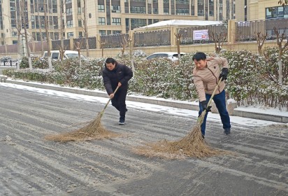 以雪為令，迎雪而上，暖心護行  ——泗陽中專積極開展掃雪除冰活動