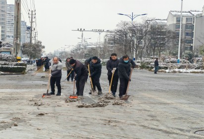 以雪為令，迎雪而上，暖心護行  ——泗陽中專積極開展掃雪除冰活動