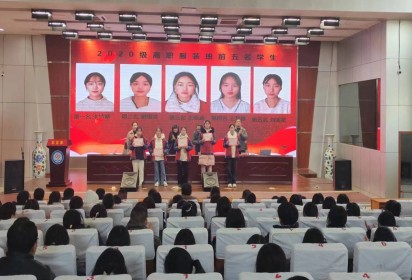 青春拼搏轉(zhuǎn)本路 家校共圓本科夢 ——泗陽中專服裝工程系五年制高職三、四年級(jí)家校聯(lián)動(dòng)會(huì)議