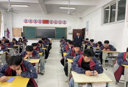 學(xué)無“紙”境  快樂無“筆” ——泗陽中專機電工程系無紙化期中考試