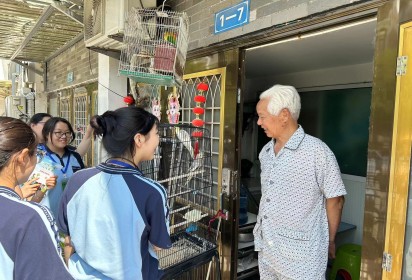 扣好人生第一?？圩訌男⒗暇蠢祥_始——泗陽中專服裝工程系開展“布布縫補小部隊”公益宣傳活動