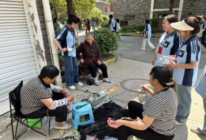 扣好人生第一?？圩訌男⒗暇蠢祥_始——泗陽中專服裝工程系開展“布布縫補小部隊”公益宣傳活動