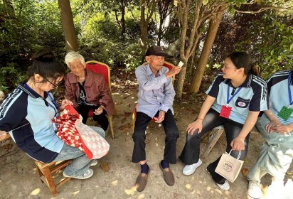 扣好人生第一粒扣子從孝老敬老開始——泗陽中專服裝工程系開展“布布縫補小部隊”公益宣傳活動