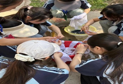 扣好人生第一?？圩訌男⒗暇蠢祥_始——泗陽中專服裝工程系開展“布布縫補小部隊”公益宣傳活動