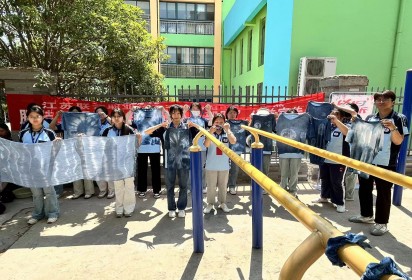 扣好人生第一?？圩訌男⒗暇蠢祥_始——泗陽中專服裝工程系開展“布布縫補小部隊”公益宣傳活動