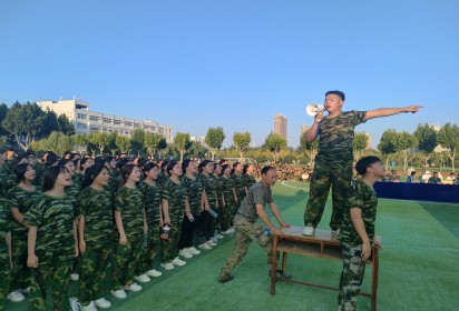 傳承紅色基因，唱響魅力青春 ----泗陽(yáng)中專舉行新生拉歌比賽