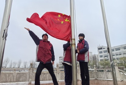 遵紀(jì)守法，守住安全底線，共建和諧校園 ——泗陽中專舉行法治進(jìn)校園主題升旗儀式
