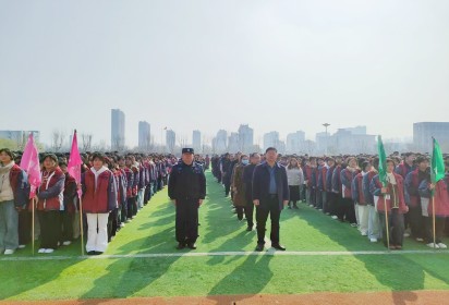 遵紀(jì)守法，守住安全底線，共建和諧校園 ——泗陽中專舉行法治進(jìn)校園主題升旗儀式