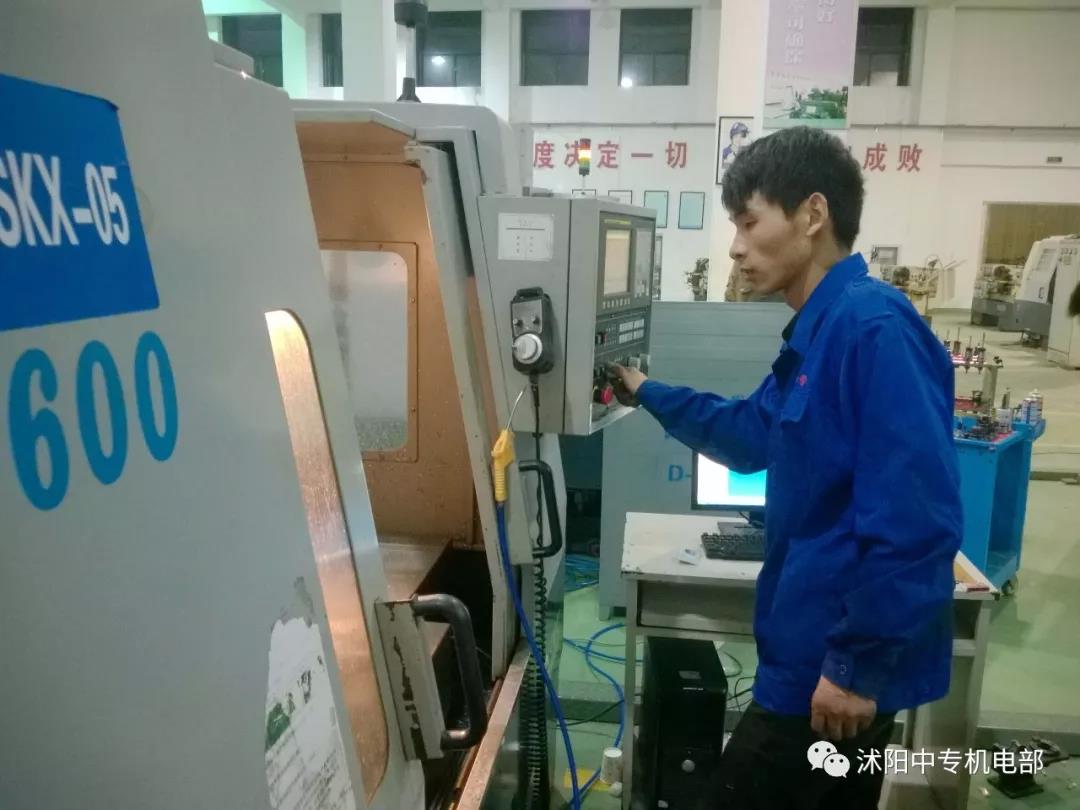 篤學(xué)踐行，專技鉆精