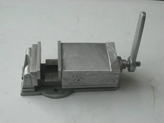 宿遷經(jīng)貿(mào)學(xué)院學(xué)生鉗工作品——臺(tái)虎鉗