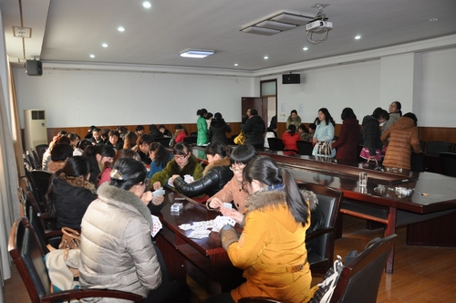 泗陽中專舉行“迎慶三八節(jié)”女教職工摜蛋比賽