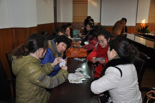 泗陽中專舉行“迎慶三八節(jié)”女教職工摜蛋比賽