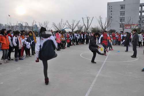 泗陽(yáng)中專舉行學(xué)生踢毽子、跳繩、拔河比賽