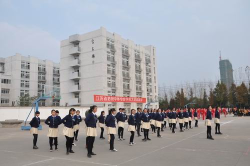 泗陽中專舉行新生校園集體舞展示評比活動
