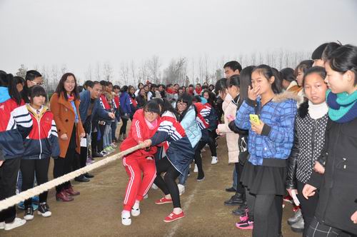 泗陽(yáng)中專舉行學(xué)生拔河比賽