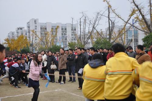 泗陽(yáng)中專舉行學(xué)生拔河比賽