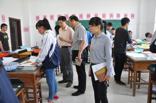 泗陽中專接受省高水平現(xiàn)代化職業(yè)學(xué)校項(xiàng)目建設(shè)現(xiàn)場考察